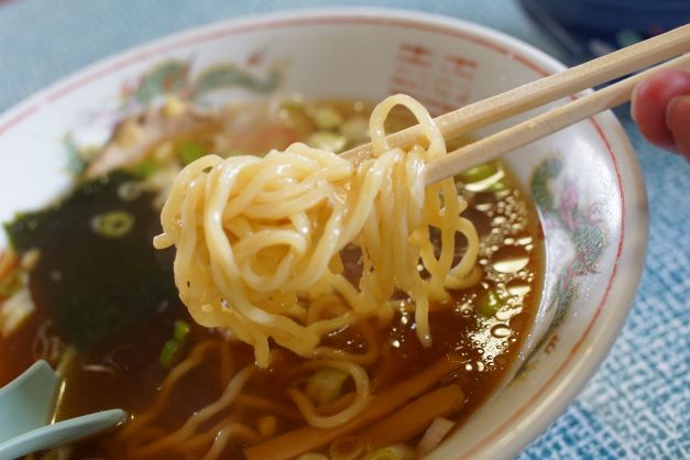 麺は中太くらい。個人的にはラーメン丼のデザインのかすれ具合も好き♡