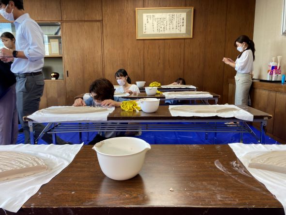 土の板の横に、何かを記入？