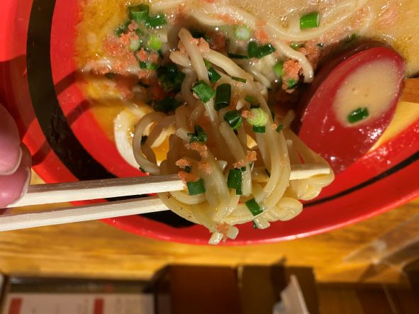 エビの味も香りも濃く、麺に絡んでくる。