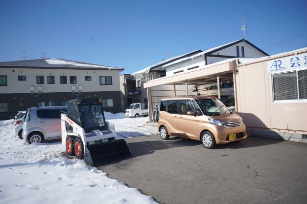 裏にも、稼働を待つ車がたくさん。