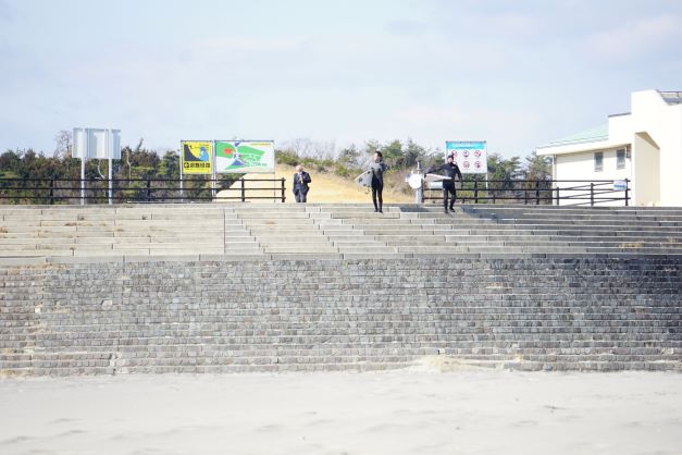 新たに北泉海岸の波に挑む人の姿が。