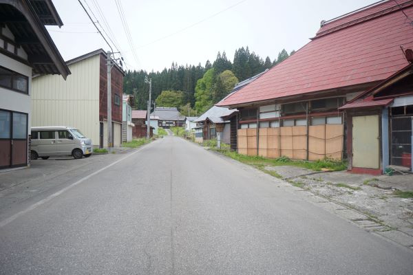 町内ではあちこちで農作業をする人の姿が。