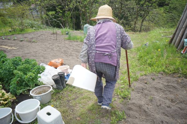 お花が好きな女性。いよいよ農作業へ。