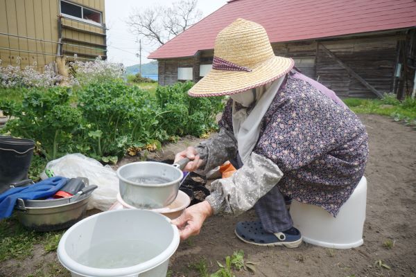 水を汲んでは、