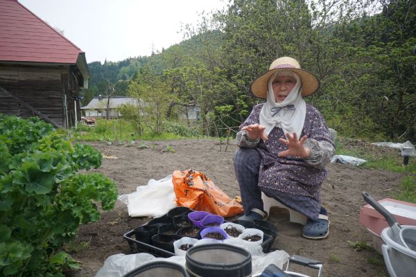 朝は新聞を読み、日記を書く。