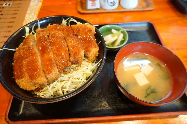 ソースカツ丼（980円）。定食・丼ものは、漬物・味噌汁付き。