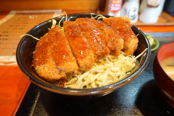 ケチャップの酸味と旨味が、ソースの味わいを深くしている。