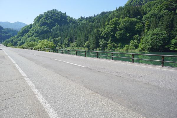 金山町の国道252号にある「メロディーロード」。