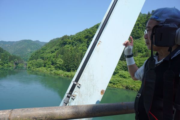 画面左奥の鉄橋を狙う。