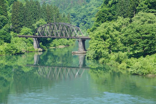 本当は川霧が立ち込める中、撮影したかったそう。
