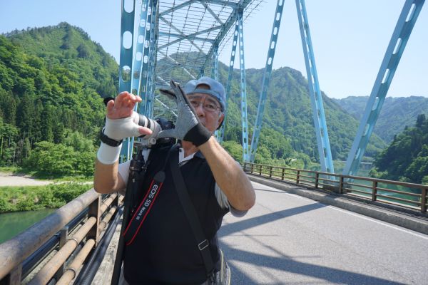 列車と風景のバランスが大事と話す。