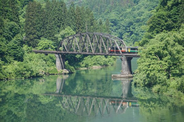 水面にも鉄橋と列車の反射を入れてみた。