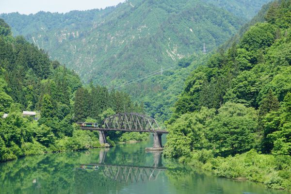 列車はゆっくりと鉄橋の奥へ消えていった。