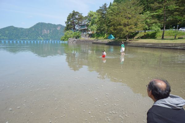 あら、もう膝下で湖水浴⁉
