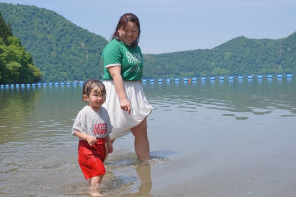 膝まで水につかって歩くのが楽しいよう。