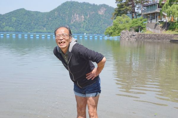初孫に目を細める。