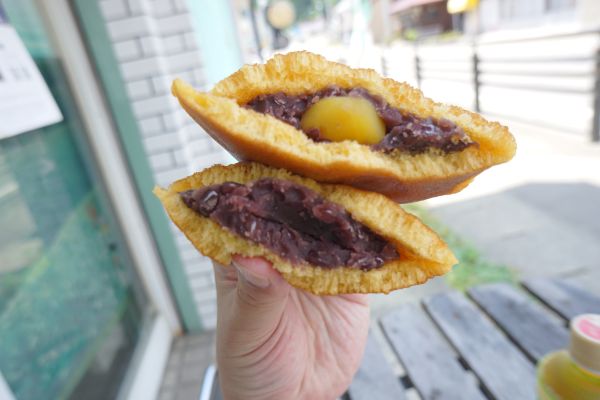 「栗どら」の断面。栗がまるっと1個入り。