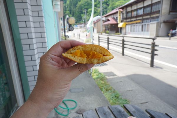 「金山どら焼き」は、赤カボチャのペーストあんのオレンジが鮮やか。