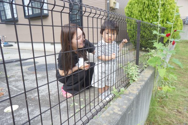 家の外に、若いお母さんとお子さんが。