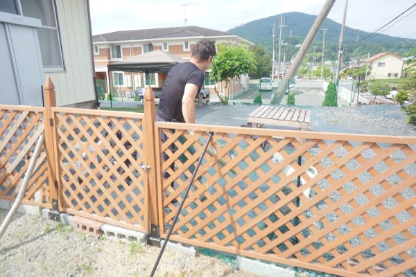 この柵を乗り越えてきた時には驚いた。