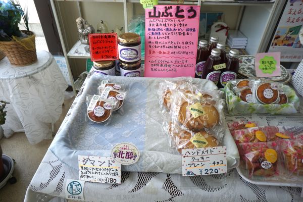 ダマンドのほかにも焼き菓子が並ぶ。
