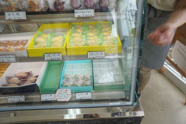 ショーケースには、洋菓子も多い。