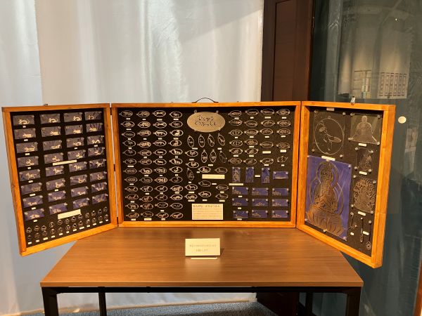 金属の作品も展示。内容も仏像をかたどったものなど、多岐に渡る。