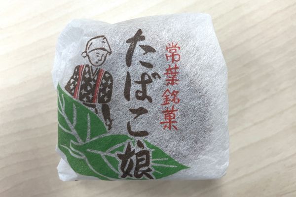 「たばこ娘」のパッケージ。葉を摘む娘さんの姉さんかぶりが素敵だ。