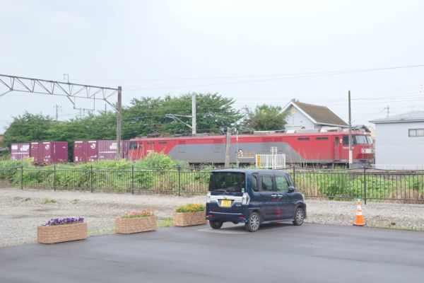 朝は貨物列車ラッシュ。30分位の間に上下4本が疾走。