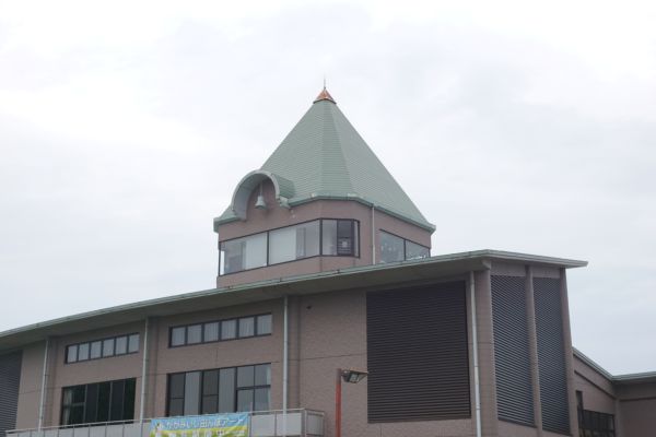 開館直前に、東西・中央の北側のカーテンが順番にあく。