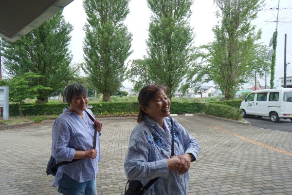 奥様（右側）はニュースで見て、デザインは知っているそう。