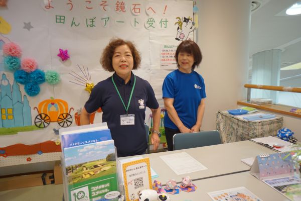2階の受付の女性（左）とは6年ぶりの“再会”。