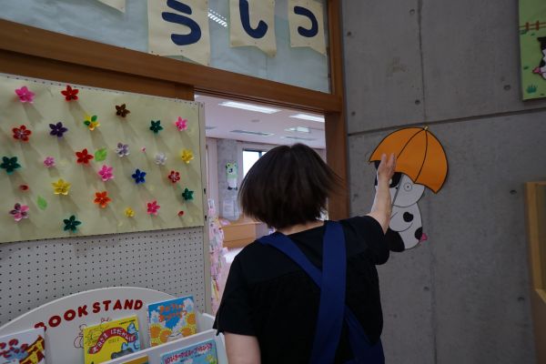 図書館の児童室も見てほしいと案内される。