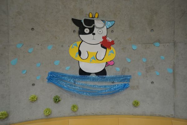 浮き輪にゴーグル、水辺で遊ぶ夏。