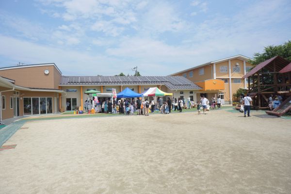 多くの園児・卒園生・保護者等でにぎわう。