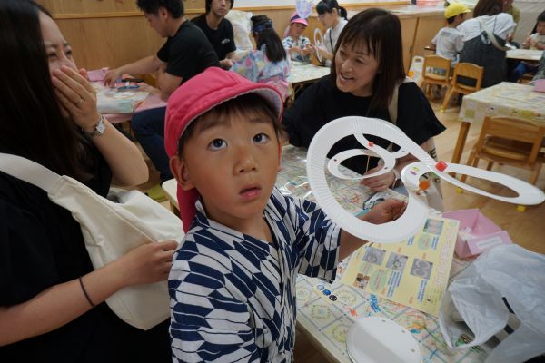 家族や親子で風車作りを体験。
