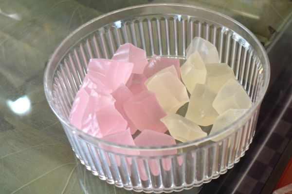 ぶどう氷は寒天菓子。ぶどう味とレモン味がある。