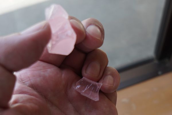 外側が薄く白っぽくなっている。