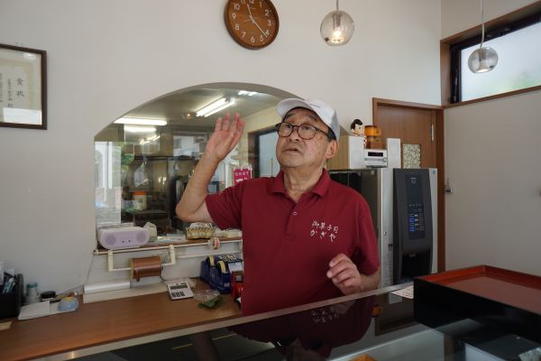 三代目を含め店で働く方々は、胸に屋号