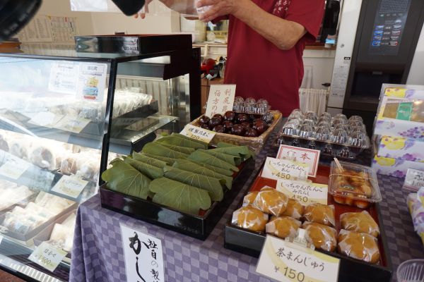 かしわ餅は、昔から製法を変えない。