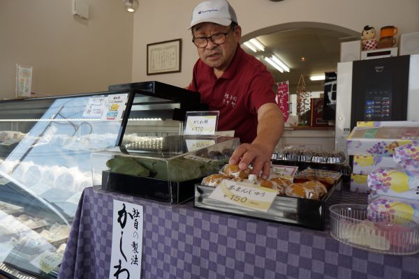 茶まんじゅうも昔から沖縄・波照間産の黒糖を使用。