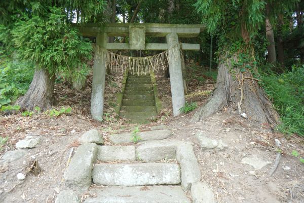 神社への参道。額には「牛乳山　御霊大権現」とある。