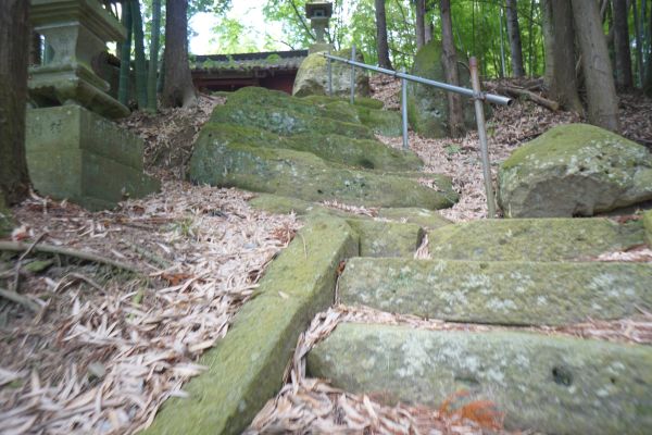 最上部の石段は、大石を階段状に削ったようだ。