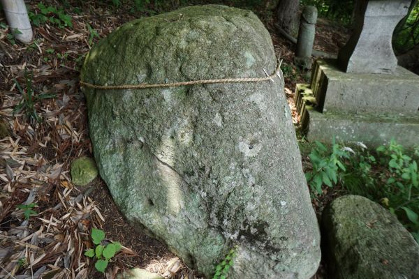 乳石近くの灯篭の土台には