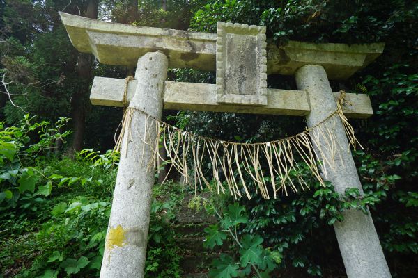 神社の鳥居とは別に、乳石道祖神に近い鳥居もある。
