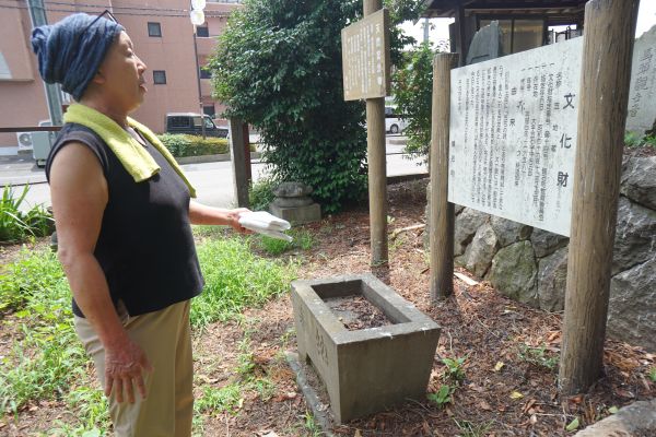 近くに来ていた方も手を尽くして下さるが、お堂の鍵のありかは不明。