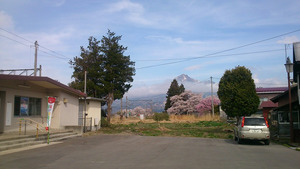 最寄駅のJR川桁駅と川近くの桜。奥に磐梯山。