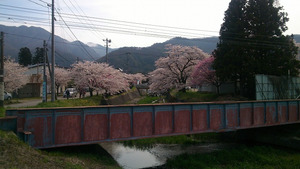 川桁駅そばの鉄橋。踏切そばで、左手には磐梯山とレールが続く。