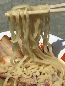 ゆきちからの全粒粉による麺。太い縮れ麺だ。