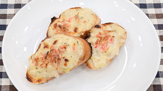 『冬野菜レシピ』粗く刻んで風味よく【ネギのシーフードピザトースト】